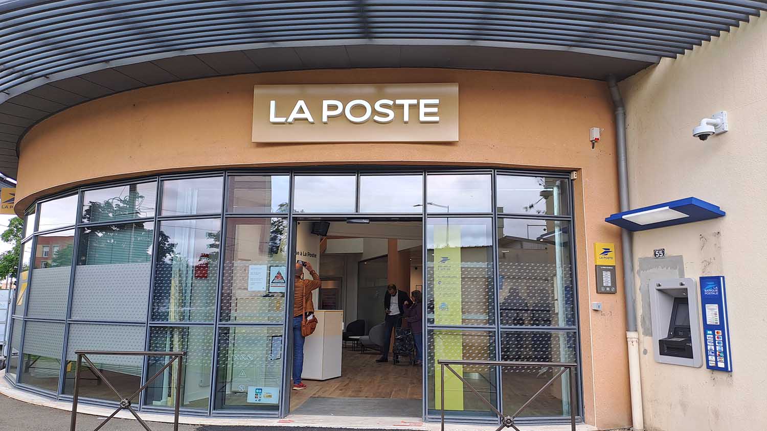 CPA Le MANS - La Poste et le Boulevard Rene-Levasseur
