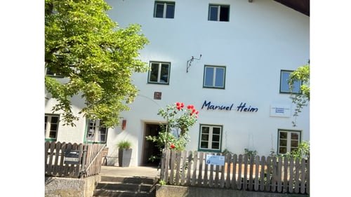 Haus mit Kastanienbaum und Namenszug an der Hauswand - Manuel Heim
