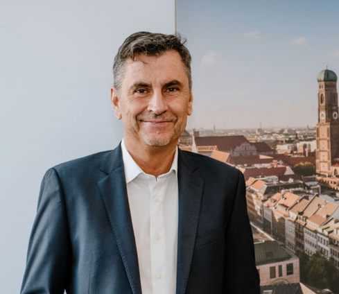 Portraitfoto Agenturleiter Gerd Seidenader - VKB Versicherung in  Ismaning