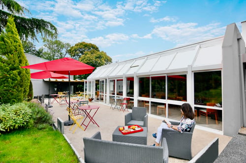Hôtel restaurant ibis Quimper, grande terrasse arborée et ensoleillée.