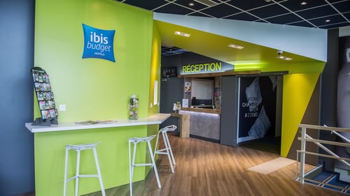 Votre ibis budget est idéal pour les petits budgets. Son décor moderne, propre et apaisant vous apportera repos et détente pendant votre séjour. Avec son excellent emplacement, l'hôtel est situé à seulement 20 minutes en voiture de Poitiers et de son aéroport, à 15 minutes en voiture de la gare de Poitiers TGV et à 5 minutes de la gare du Futuroscope. Doté de chambres familiales et tout près du Futuroscope (10 minutes à pied), il vous promet une expérience mémorable avec vos enfants.

Cet emplacement convient aussi parfaitement à ceux qui sont intéressés par la technopole qui abrite 160 entreprises. Des lieux touristiques sont situés non loin de l'hôtel.