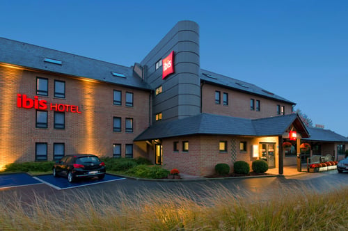Welcome to ibis Brussels Waterloo, your haven of peace in the heart of Belgium’s historical and cultural riches. Conveniently located near the Waterloo Battlefield, our hotel offers direct access to iconic landmarks such as the famous Lion’s Mound and the majestic ruins of Villers-la-Ville Abbey. Immerse yourself in history by visiting these sites and the Wellington Museum, which will take you back to the Napoleonic epic of 1815.