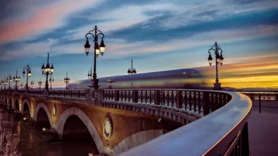 Un tram sur le pont de Bordeaux