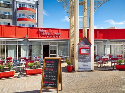 Entrée de l’hôtel ibis La Baule Pornichet Plage avec terrasse extérieure du restaurant Entre Terre & Mer à Pornichet