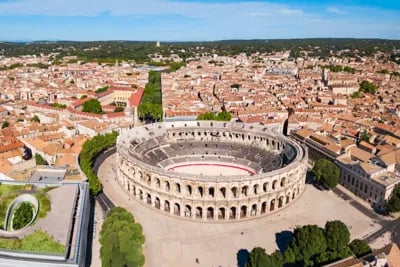 Zoom sur le devanture des arènes de Nîmes