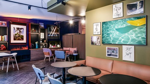 Social Hub Tribe Paris Batignolles - co-working space et salle de restauration et petit déjeuner