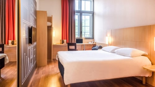 Chambre de l'hotel ibis Sarlat la caneda, spacieuse et moderne