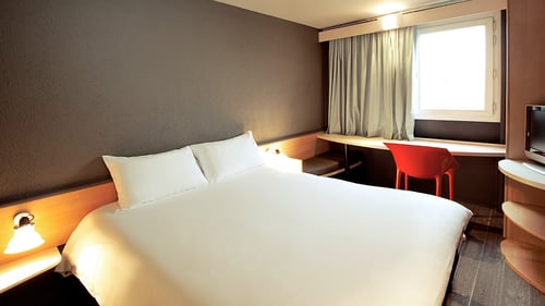Au centre de Montpellier, à 2 minutes à pied de la place de la Comédie, l'hôtel est idéal pour découvrir les rues piétonnes et commerçantes. L'hôtel ibis Montpellier Centre Comédie est parfait pour vos séjours professionnels ou en famille, avec ses grandes chambres climatisées avec Wi-Fi, un bar ouvert 24 h/24 et un accès au parking public payant. Rendez-vous à pied en quelques minutes au centre de congrès le Corum, à la gare TGV et à l'opéra Comédie, dans le centre historique de Montpellier