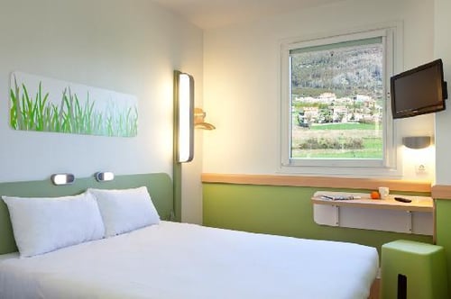 L' IBIS BUDGET de SARREBOURG BUHL vous propose un détour pour découvrir la Moselle et les Vosges. Idéalement situé entre Strasbourg, Nancy et Metz sur la RN4, cet hôtel dispose de 61 chambres entièrement rénovées vous accueillant pour vos déplacements professionnels ou en famille. Le tout à prix malins ! Parking privé et WIFI gratuit.