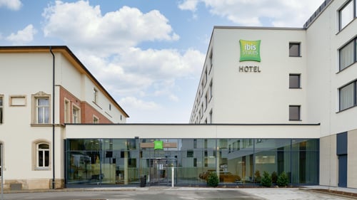 Eingang des Hotels ibis Styles Coburg 
Entrance of the ibis Styles Coburg Hotel