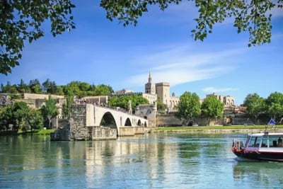 Vue sur le Pont Saint-Béneze à Avignon.