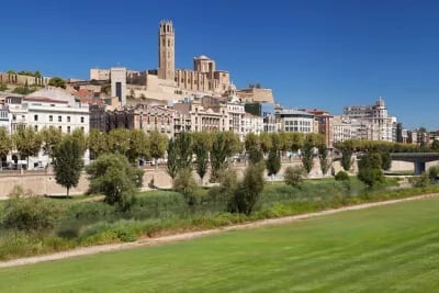 Vista general del desfiladero de Mont-Rebei con la Ermita de Nuestra Señora de Pertusa en la provincia de Lleida en Cataluña