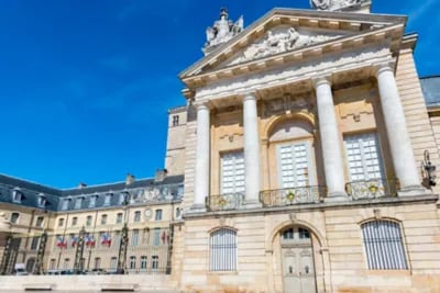 Vue sur l'hôtel de ville à Dijon.