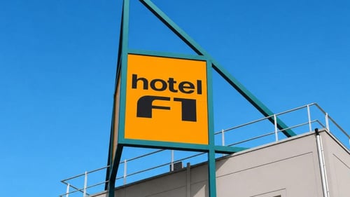 hotelf1 orange centre extérieur exterior devanture façade bienvenue accueil
