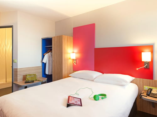 Petit déjeuner et Wifi inclus dans tous les prix de l'ibis Styles Romans Valence Gare TGV. Notre hôtel dispose de chambres climatisées, modernes aux couleurs chatoyantes, et propose également des espaces conviviaux : 5 salles de séminaires, un bar, un restaurant Courtepaille Comptoir avec sa terrasse et un parking privé sécurisé. Situé dans un espace de HQE, l'hôtel est à 1 minute à pied, de la gare Valence TGV.

Comme son nom l'indique, l'Ibis Styles Romans Valence Gare TGV, est situé à mi-chemin entre Valence et Romans, face à la gare TGV, et proche des autoroutes A7 et A49. . Le Rallye Historique Monte Carlo, la foire du Dauphiné, le parc naturel régional du Vercors, le musée international de la chaussure et le château de Crussol ne sont que quelques exemples des multiples activités rayonnant autour de l'hôtel.
