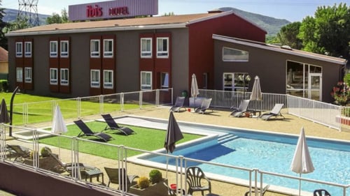 À la sortie de l'autoroute A7, l'hôtel compte trois gammes de chambres : classique, supérieure avec terrasse et chambre famille. Places de parking devant l'hôtel, espace vert aménagé, terrasse autour de la piscine, restaurant "Le Patio" ouvert à tous.