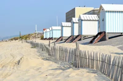 Transats jaunes sur la plage du Touquet