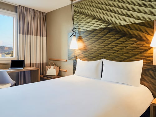 Hôtel Ibis la Seyne-sur-Mer avec parking gratuit, petit-déjeuner buffet et wifi haut-débit offert
