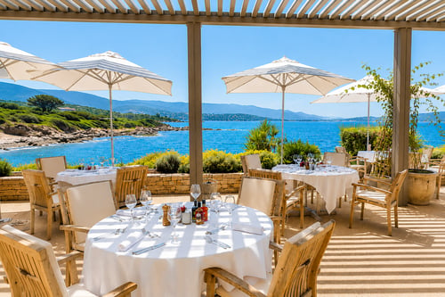 Terrasse de La Table de la Pointe face au golfe d'Ajaccio, avec vue panoramique sur la mer et les Îles Sanguinaires.