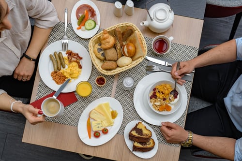 Reichhaltiges Frühstücksbuffet mit veganen Optionen und große Auswahl an warmen und kalten Speisen,