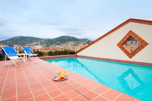 L'aparthotel Adagio access Nice Acropolis est idéalement situé à proximité du centre-ville et à deux pas du quartier d’affaires Acropolis. La résidence est composée de 121 appartements, tous meublés, climatisés avec une cuisine tout équipée. Une piscine extérieure sur le toit de l’aparthotel est à votre disposition ainsi que de nombreux services : un accès à un parking privé, à la laverie et à un service pressing