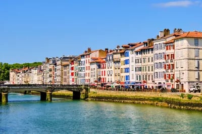 Détails d'appartements aux fenêtres rouges à Bayonne