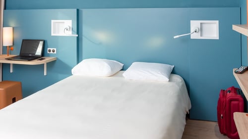 L'hôtel ibis Budget Cognac est idéalement situé. De construction neuve, cet hotel design, climatisé vous accueille 24h/ 24. Les 76 chambres modernes et confortables peuvent héberger de 1 à 6 personnes. Le petit-déjeuner gourmand est servi sous forme de buffet à volonté. Il dispose d'un parking gratuit avec bornes de recharges, du wifi gratuit et illimité, d'une laverie automatique, de 2 salles de séminaires pouvant accueillir 90 personnes.
Vous serez charmé par la destination Cognac, avec ses maisons de Cognac, ses siècles d'histoire, son fleuve, son golf, ses évènements. 

En voyage d'affaires, tourisme ou en famille, tout sera mis en œuvre pour que votre séjour soit à la hauteur de vos attentes.
Bienvenue à l'ibis Budget Cognac !