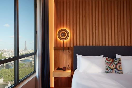SO/ Paris compte 162 chambres élégantes, chaleureuses et colorées, réparties entre le 7ème et le 14ème étage du bâtiment. Profitant toutes de superbes vues sur Paris, la Seine, les toits et les monuments de la capitale, les 140 chambres et 22 suites de l’hôtel se déclinent autour de couleurs vibrantes et d’une décoration intemporelle faisant écho à Paris.