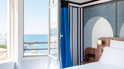 Au cœur de Biarritz, où les vagues dansent au rythme des « années folles », l’Hôtel Plaza se dresse tel un écrin art déco imprégné d'histoire et de charme.