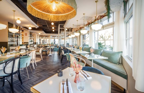 Le restaurant Bistro Yonnais, institution yonnaise née au sein de l'hôtel Mercure, vous propose une cuisine locale et authentique dans un esprit floral et végétal.