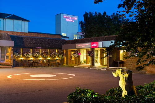 The front entrance of the Mercure Maidstone Great Danes Hotel