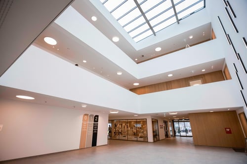 Die Johanniter-Pflegedienste: alles für Ihre Selbstständigkeit
Die Johanniter bietet individuelle Pflege auf höchstem Niveau.
Bei all unseren Leistungen im Bereich Pflege & Begleitung steht eines im Vordergrund: Ihnen ganz individuell ein Höchstmaß an Selbstständigkeit zu lassen, damit Sie so lange wie möglich ein selbstbestimmtes und unabhängiges Leben führen können. Wir bieten Ihnen dazu fachlich kompetente Pflege und die maßgeschneiderte Unterstützung, die Sie benötigen.
