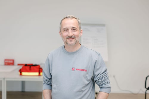 Erste-Hilfe in Soest- entdecken Sie unser Ausbildungsangebot im Bereich Erste-Hilfe. Die Johanniter bieten ein eigenes Ausbildungskonzept, das fundiertes theoretisches Wissen vermittelt, aber vor allem praktische Übungen beinhaltet, um sie bestmöglich auf eine Notfallsituation vorzubereiten. Egal ob Führerschein-Anwärter, Erste-Hilfe für Betriebe, Erste-Hilfe für Bildungs- und Betreuungseinrichtungen - unsere Kurse sind speziell auf Ihre Bedürfnisse zugeschnitten. Erfahren Sie mehr über unsere Erste-Hilfe-Ausbildung und Erste-Hilfe-Fortbildungsmöglichkeiten und sichern Sie sich noch heute Ihren Platz!