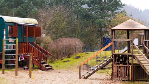 Bauwagen und Spielplatz der Johanniter-Waldkita Waldkäfer in Tangstedt.