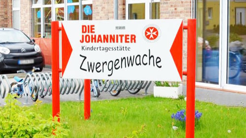 Das Schild der Johanniter-Kita Zwergenwache in Glinde.