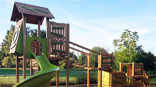 Spielplatz auf dem Außengelände der  Johanniter-Kita Kleine Wilde in Quickborn.