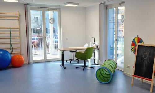 Den großen Bewegungsraum nutzen die benachbarten Ergotherapie- und Logopädie-Praxen gemeinsam