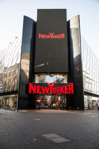Eingang vom New Yorker Flagshipstore in Braunschweig